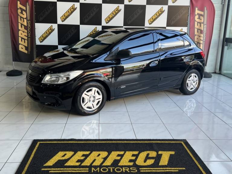 CHEVROLET - ONIX - 2017/2017 - Preta - R$ 45.900,00