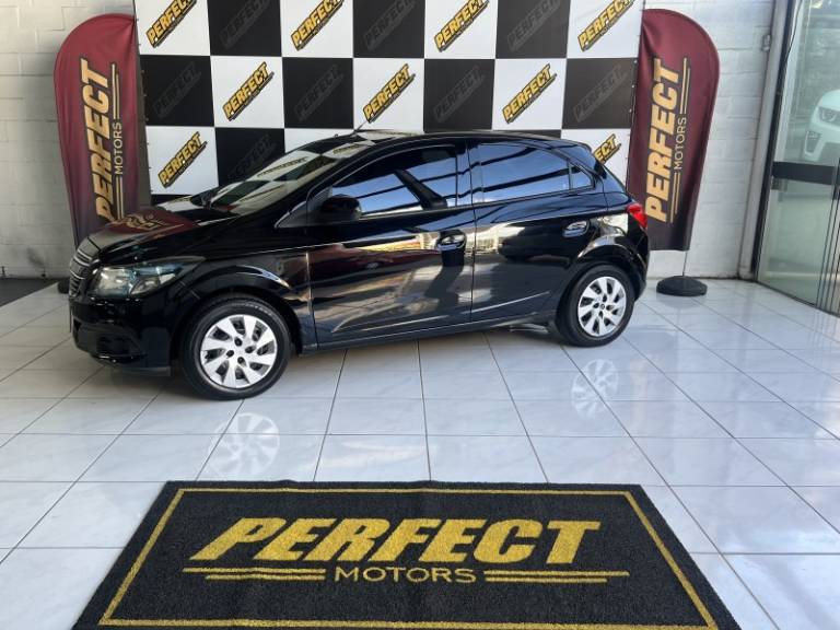 CHEVROLET - ONIX - 2013/2013 - Preta - R$ 37.900,00