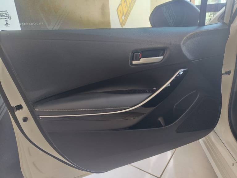 TOYOTA - COROLLA - 2021/2022 - Branca - R$ 126.900,00