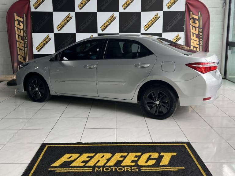 TOYOTA - COROLLA - 2015/2015 - Prata - R$ 79.900,00