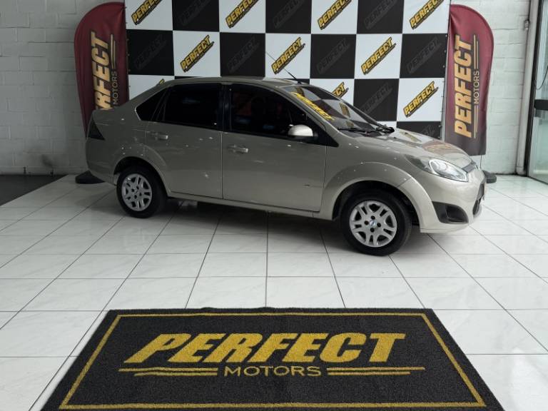 FORD - FIESTA - 2014/2014 - Prata - R$ 37.900,00