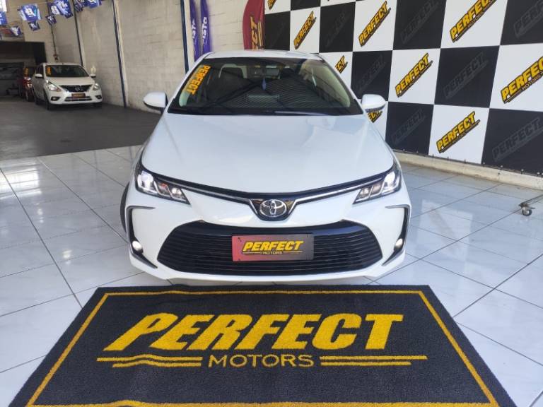 TOYOTA - COROLLA - 2021/2022 - Branca - R$ 126.900,00