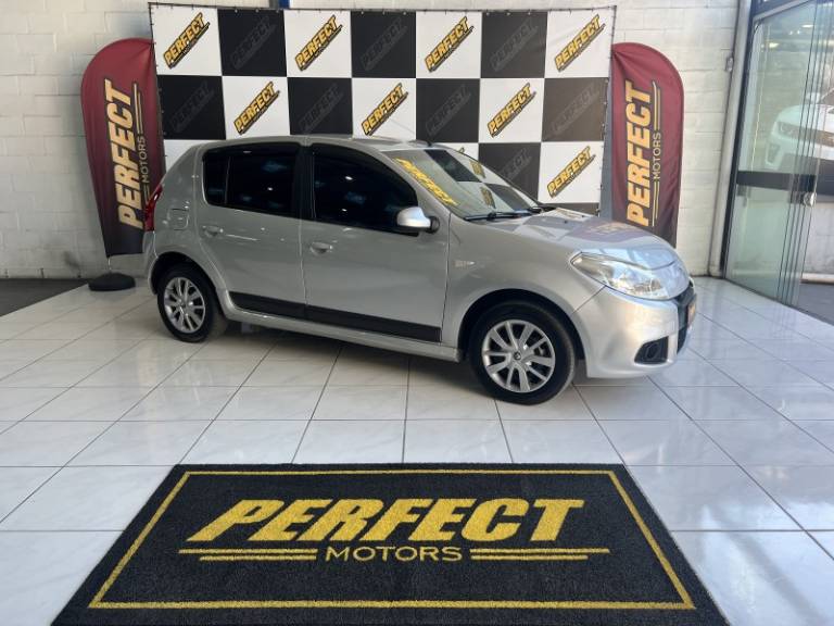 RENAULT - SANDERO - 2010/2010 - Prata - R$ 29.900,00