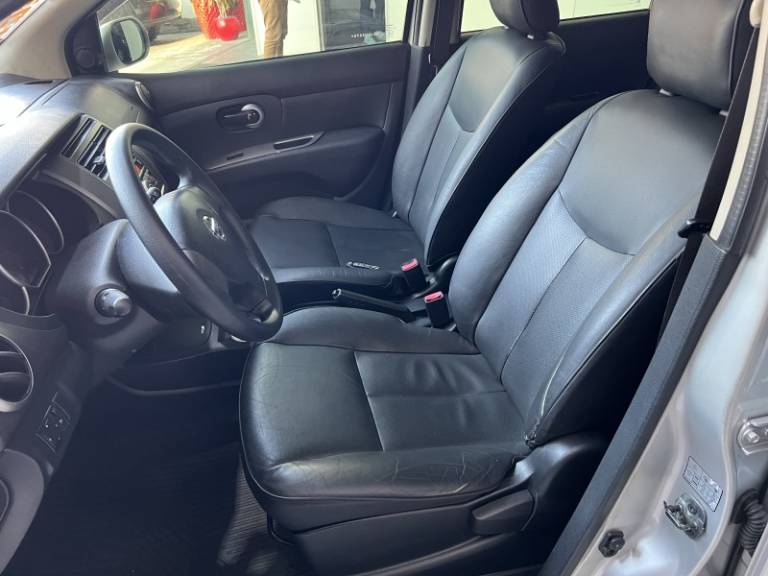 NISSAN - GRAND LIVINA - 2013/2013 - Prata - R$ 43.900,00