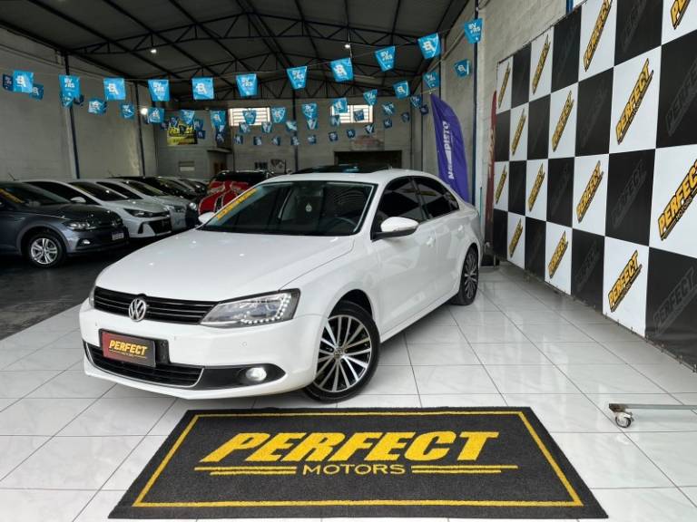 VOLKSWAGEN - JETTA - 2012/2012 - Branca - R$ 67.900,00