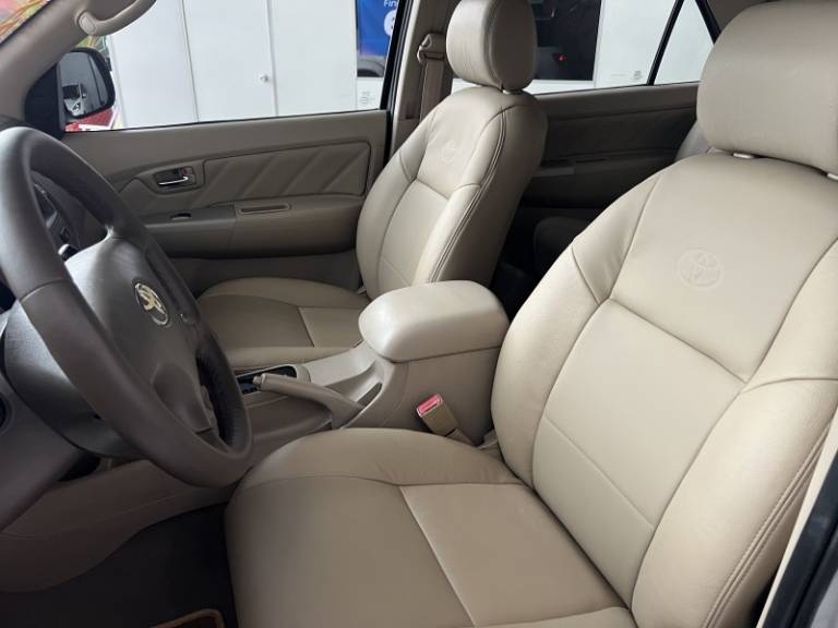 TOYOTA - HILUX SW4 - 2008/2008 - Preta - R$ 104.900,00