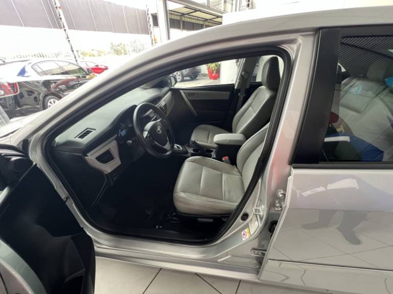 TOYOTA - COROLLA - 2015/2015 - Prata - R$ 79.900,00