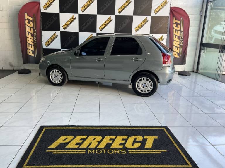 FIAT - PALIO - 2005/2005 - Cinza - R$ 24.900,00
