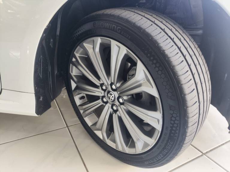 TOYOTA - COROLLA - 2021/2022 - Branca - R$ 126.900,00