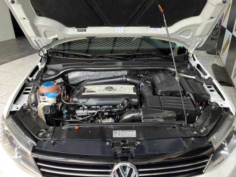 VOLKSWAGEN - JETTA - 2012/2012 - Branca - R$ 67.900,00