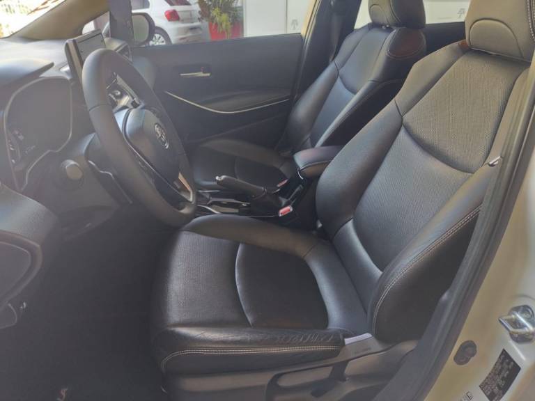 TOYOTA - COROLLA - 2021/2022 - Branca - R$ 126.900,00