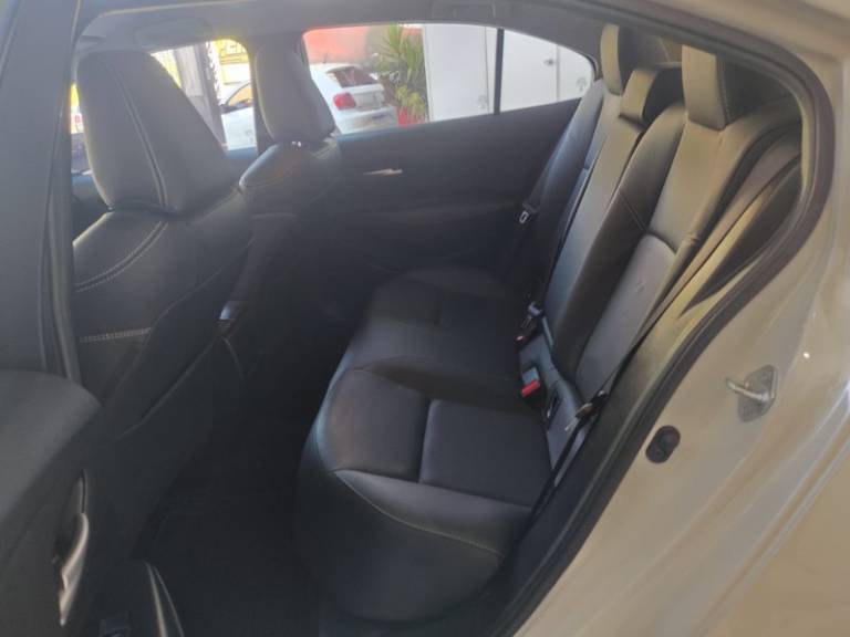 TOYOTA - COROLLA - 2021/2022 - Branca - R$ 126.900,00