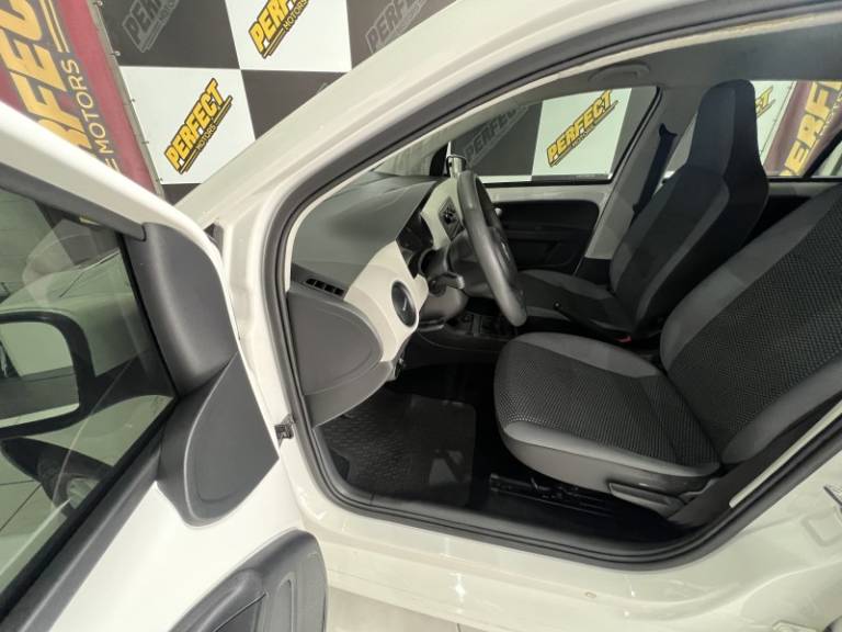 VOLKSWAGEN - UP - 2017/2017 - Branca - R$ 55.900,00