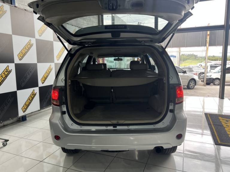 TOYOTA - HILUX SW4 - 2008/2008 - Preta - R$ 104.900,00