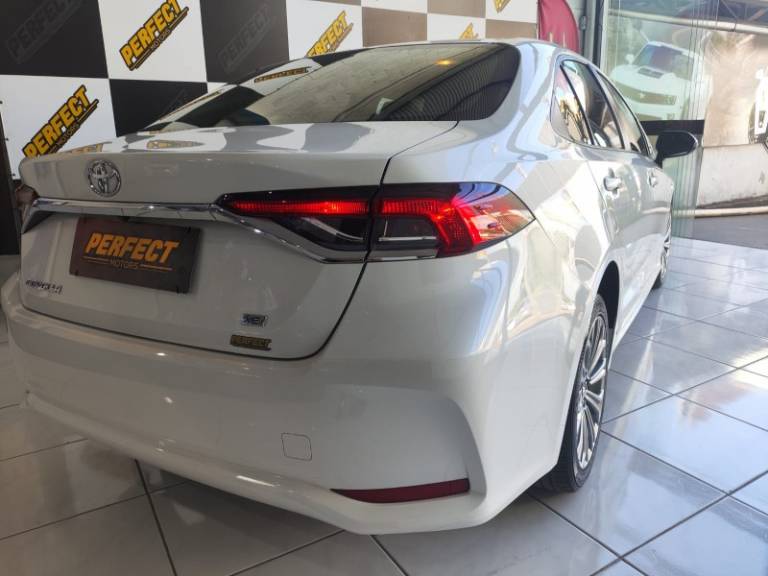 TOYOTA - COROLLA - 2021/2022 - Branca - R$ 126.900,00