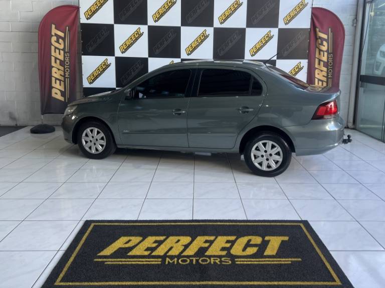 VOLKSWAGEN - VOYAGE - 2013/2013 - Dourada - R$ 34.900,00