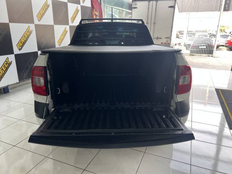 VOLKSWAGEN - SAVEIRO - 2012/2012 - Branca - R$ 44.900,00