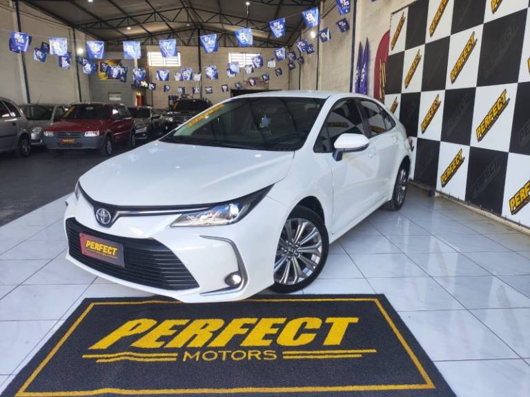 TOYOTA - COROLLA - 2021/2022 - Branca - R$ 126.900,00