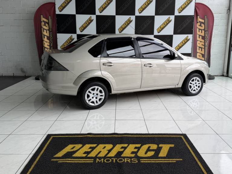 FORD - FIESTA - 2014/2014 - Prata - R$ 37.900,00