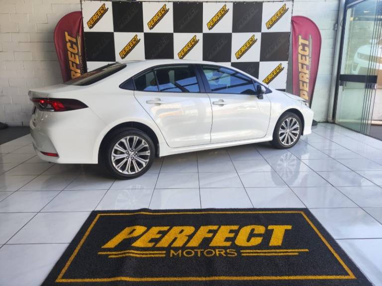 TOYOTA - COROLLA - 2021/2022 - Branca - R$ 126.900,00