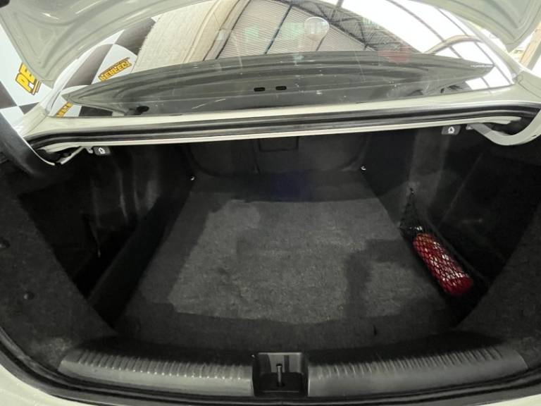 VOLKSWAGEN - JETTA - 2012/2012 - Branca - R$ 67.900,00