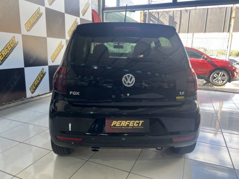 VOLKSWAGEN - FOX - 2011/2011 - Prata - R$ 37.900,00