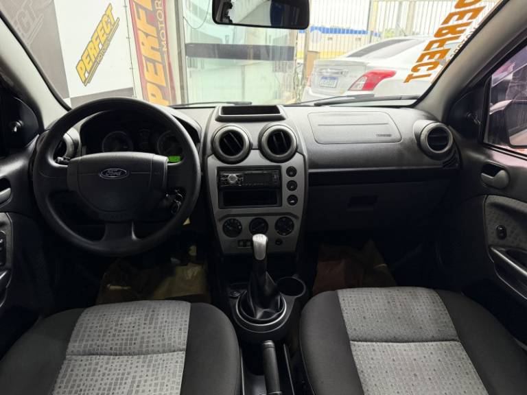 FORD - FIESTA - 2014/2014 - Prata - R$ 37.900,00