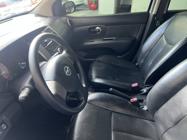 NISSAN - LIVINA - 2013/2013 - Prata - R$ 35.900,00