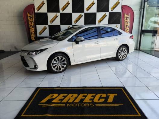 TOYOTA - COROLLA - 2021/2022 - Branca - R$ 126.900,00