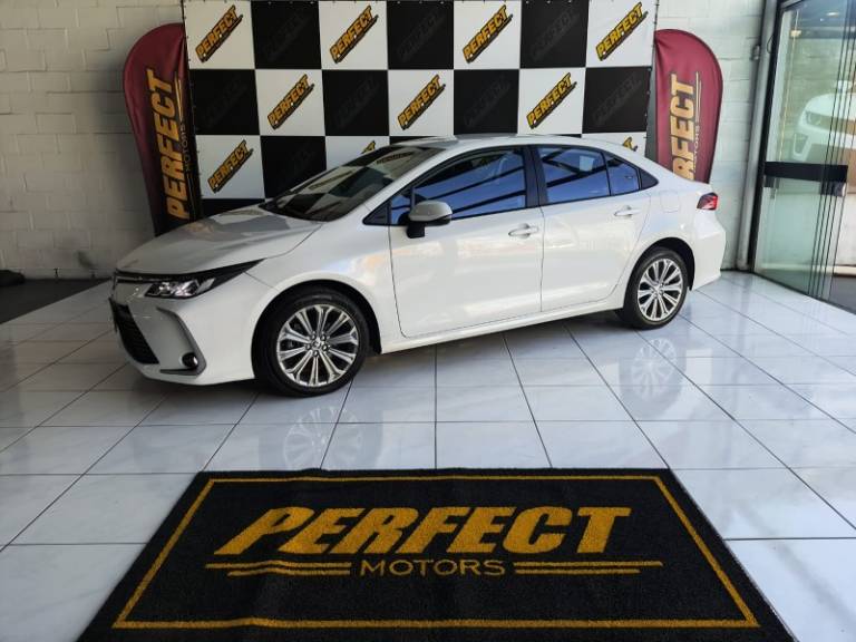 TOYOTA - COROLLA - 2021/2022 - Branca - R$ 126.900,00