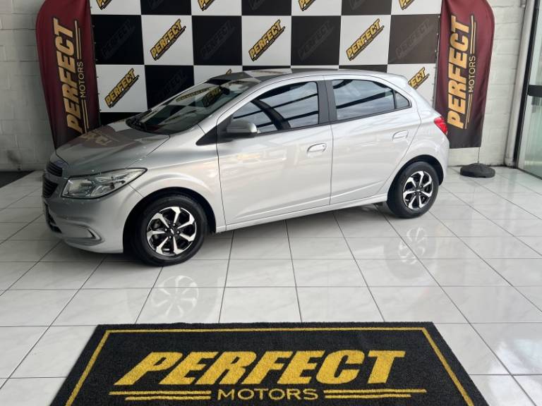 CHEVROLET - ONIX - 2017/2017 - Prata - R$ 47.900,00
