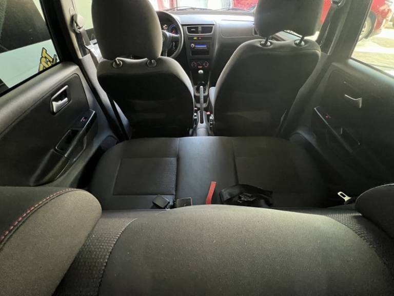 VOLKSWAGEN - FOX - 2011/2011 - Prata - R$ 37.900,00