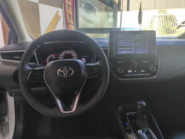 TOYOTA - COROLLA - 2021/2022 - Branca - R$ 126.900,00