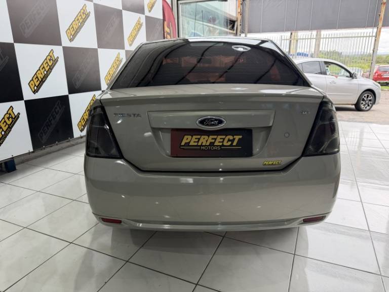 FORD - FIESTA - 2014/2014 - Prata - R$ 37.900,00