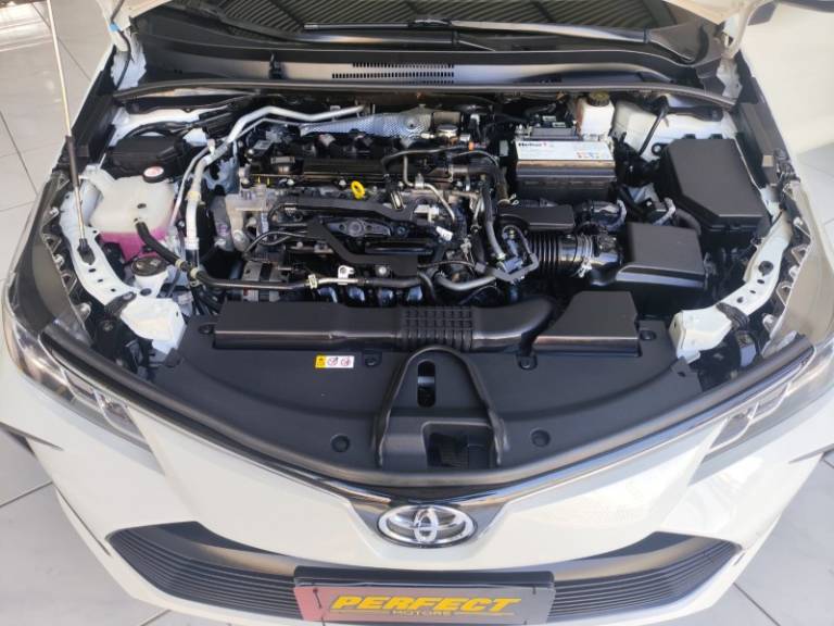 TOYOTA - COROLLA - 2021/2022 - Branca - R$ 126.900,00