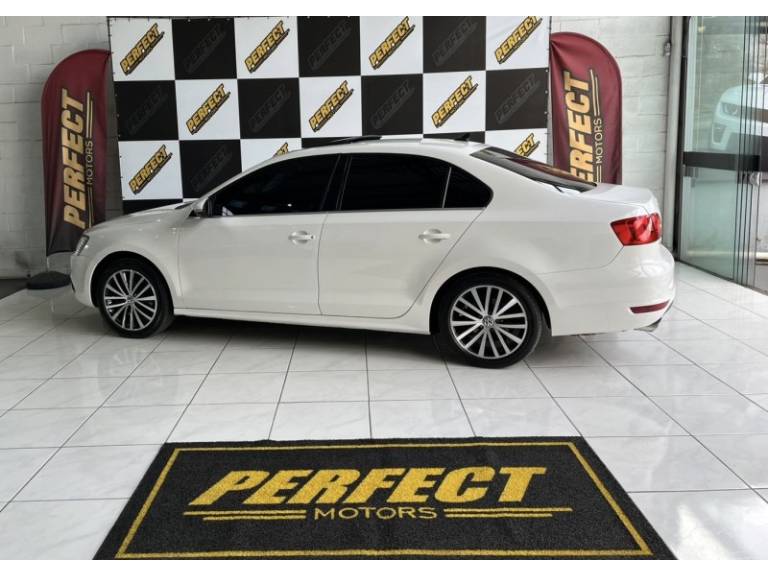 VOLKSWAGEN - JETTA - 2012/2012 - Branca - R$ 67.900,00