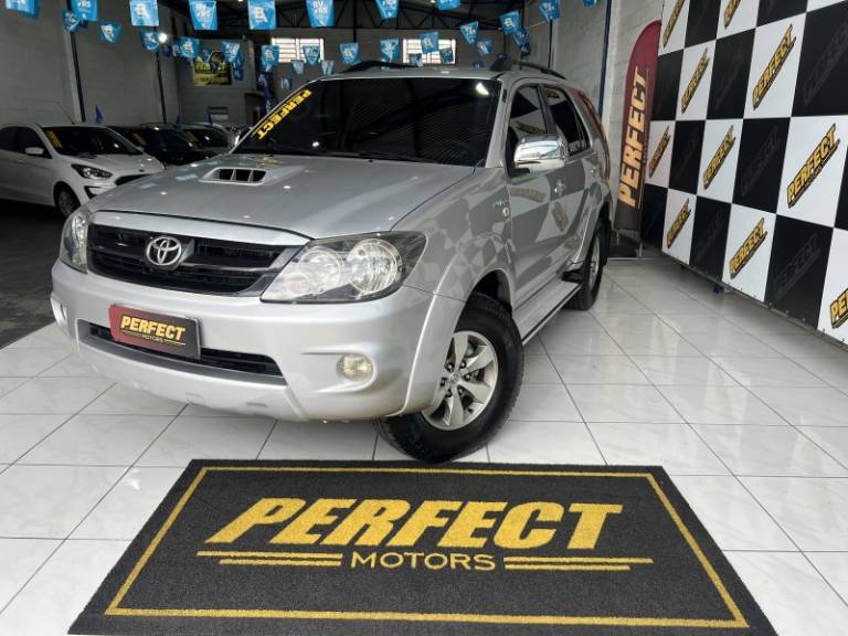 TOYOTA - HILUX SW4 - 2008/2008 - Preta - R$ 104.900,00