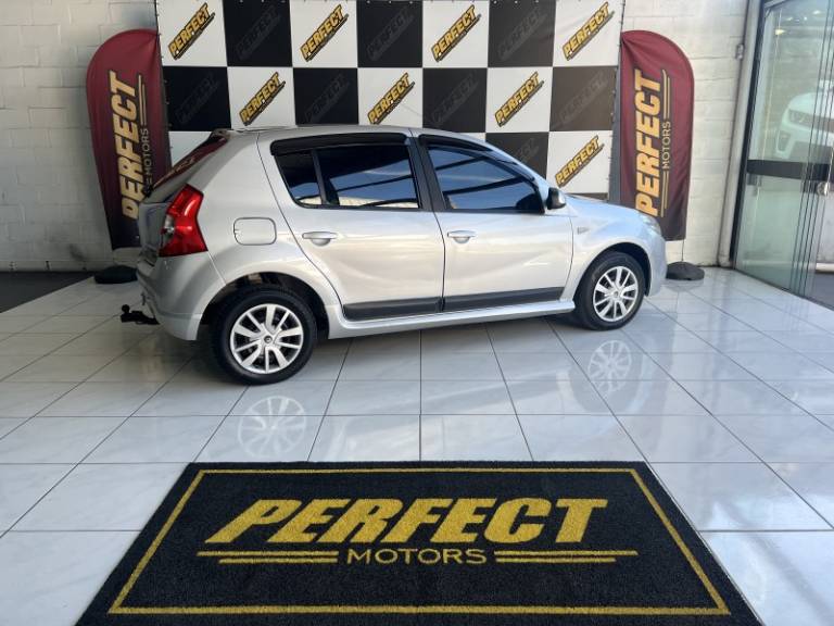 RENAULT - SANDERO - 2010/2010 - Prata - R$ 29.900,00