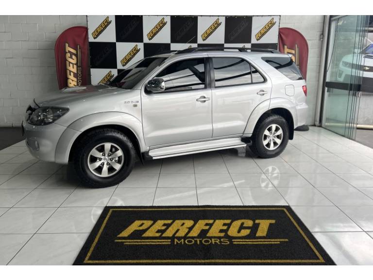 TOYOTA - HILUX SW4 - 2008/2008 - Preta - R$ 104.900,00