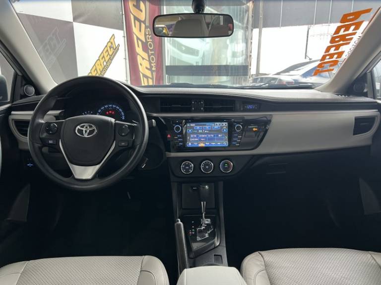 TOYOTA - COROLLA - 2015/2015 - Prata - R$ 79.900,00