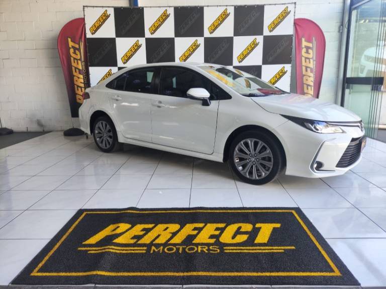 TOYOTA - COROLLA - 2021/2022 - Branca - R$ 126.900,00