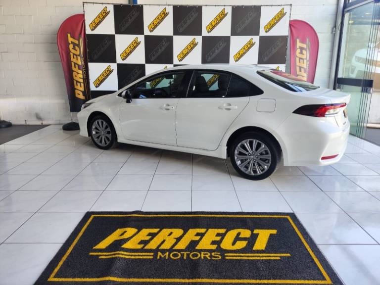 TOYOTA - COROLLA - 2021/2022 - Branca - R$ 126.900,00