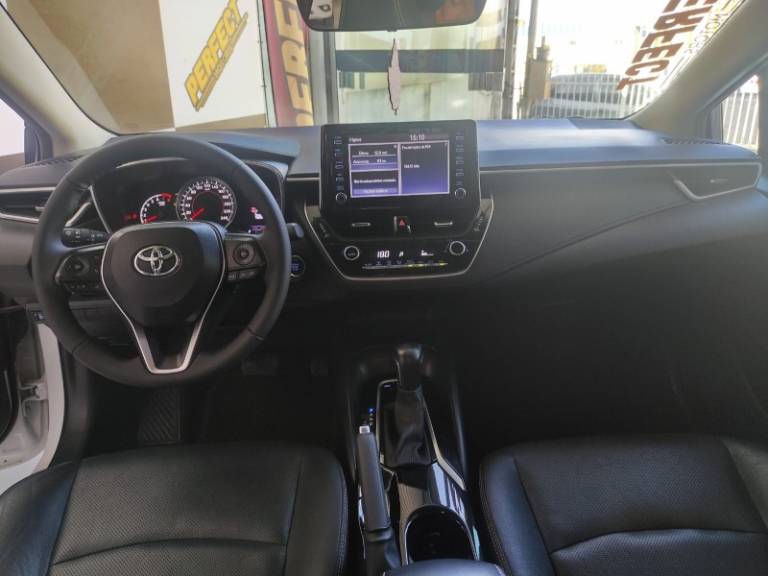 TOYOTA - COROLLA - 2021/2022 - Branca - R$ 126.900,00