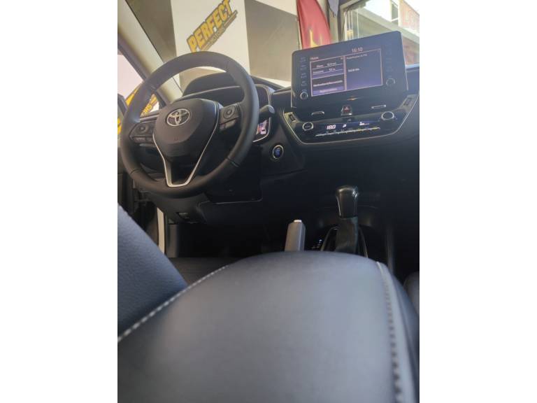 TOYOTA - COROLLA - 2021/2022 - Branca - R$ 126.900,00