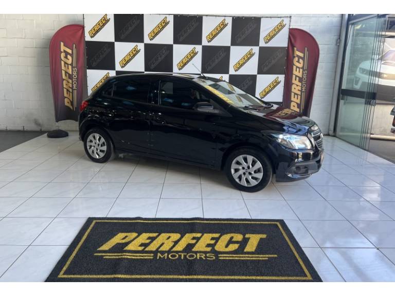 CHEVROLET - ONIX - 2013/2013 - Preta - R$ 37.900,00