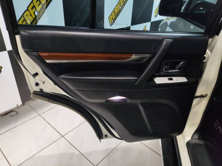 MITSUBISHI - PAJERO FULL - 2010/2010 - Branca - R$ 104.900,00