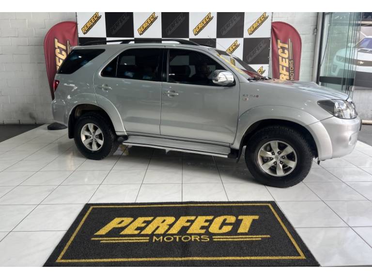 TOYOTA - HILUX SW4 - 2008/2008 - Preta - R$ 104.900,00