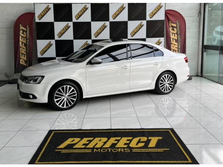 VOLKSWAGEN - JETTA - 2012/2012 - Branca - R$ 67.900,00